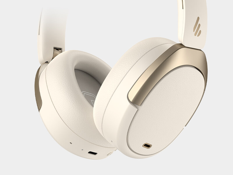 Gros plan sur les coussinets en cuir du casque Edifier WH950NB coloris ivoire