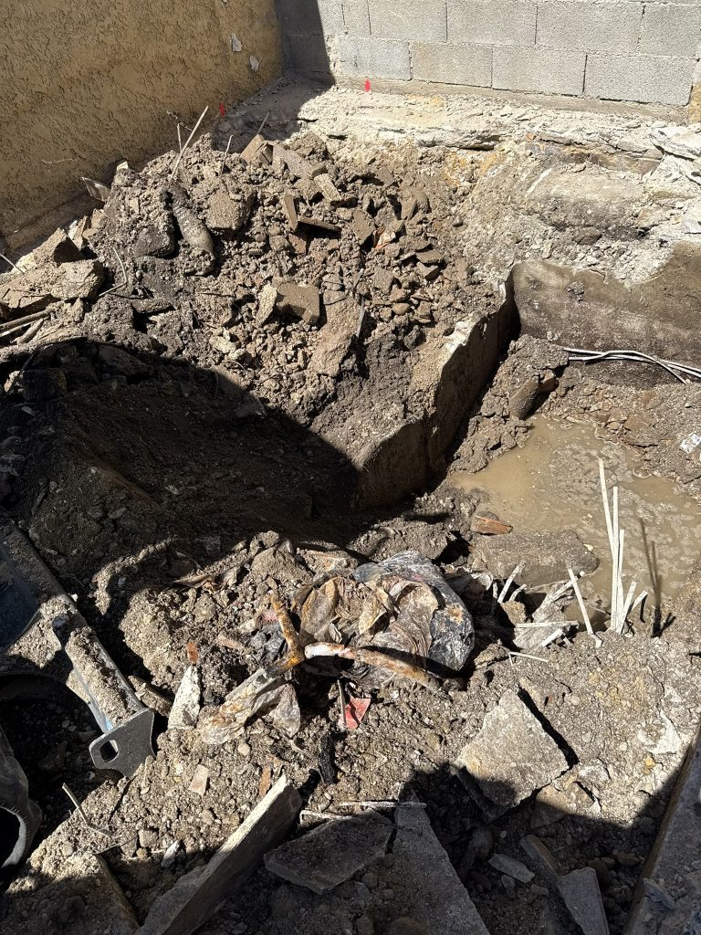 Terrassement de la piscine en cours avec engin de chantier