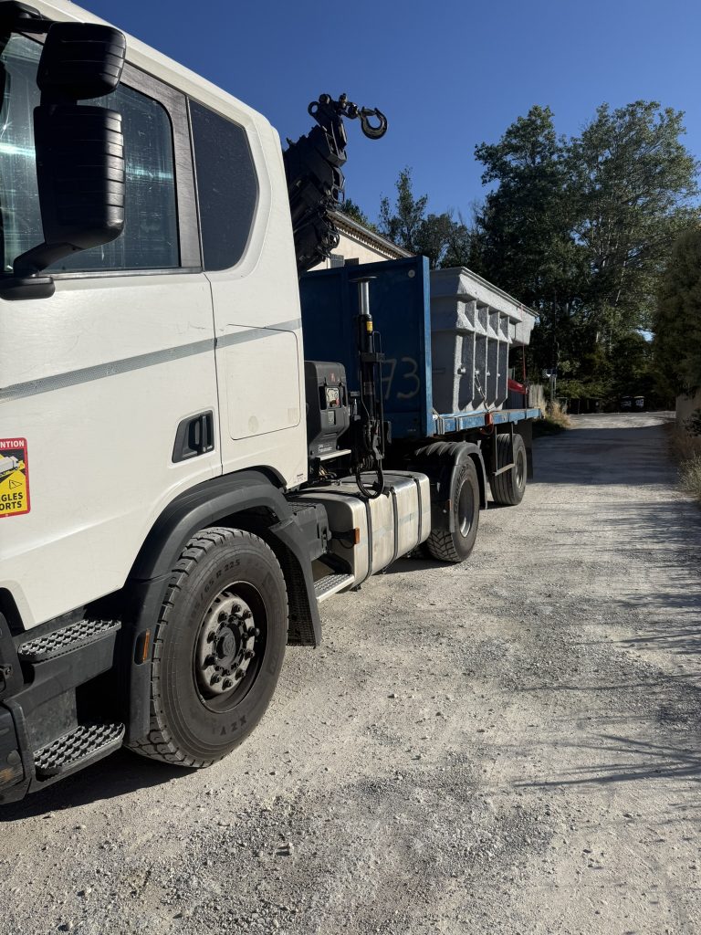 Coque de piscine polyester sur le camion de livraison