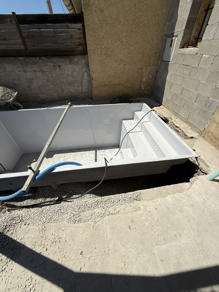 Remblaiement au gravier fin autour de la coque de piscine