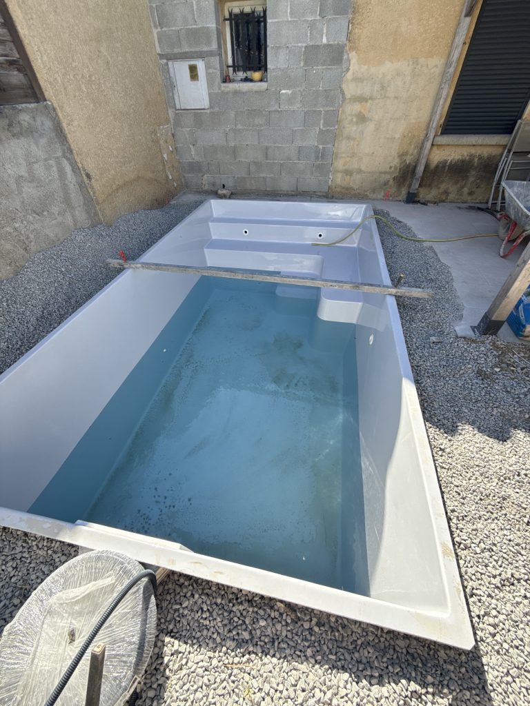 Mise en eau de la piscine coque en cours