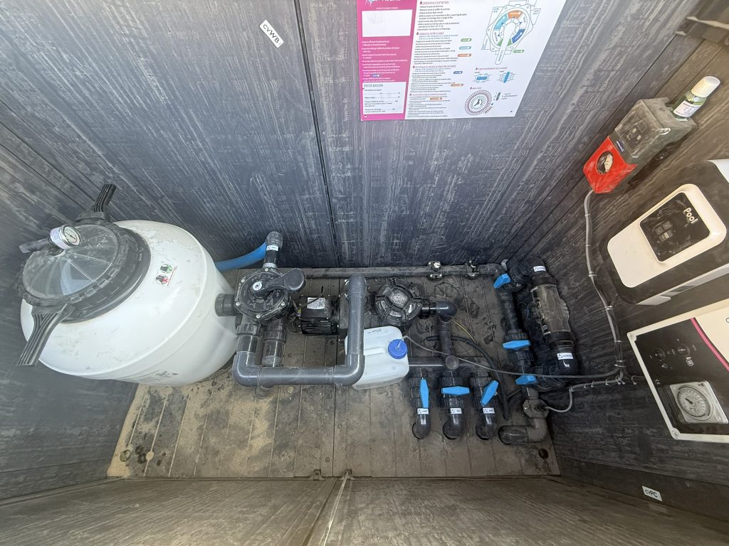 Intérieur du local technique avec pompe de filtration, électrolyseur Minisalt Connect et régulateur de pH