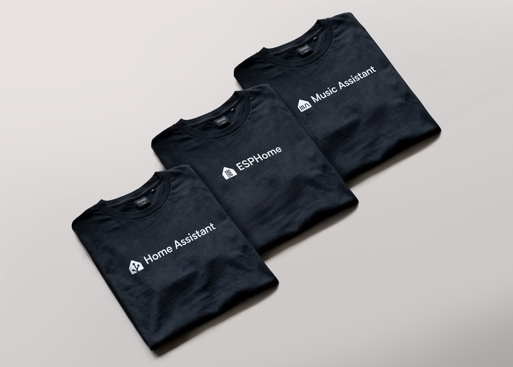 Trois T-shirts noirs de la boutique Open Home Foundation, présentant les designs ESPHome, Music Assistant et Home Assistant.